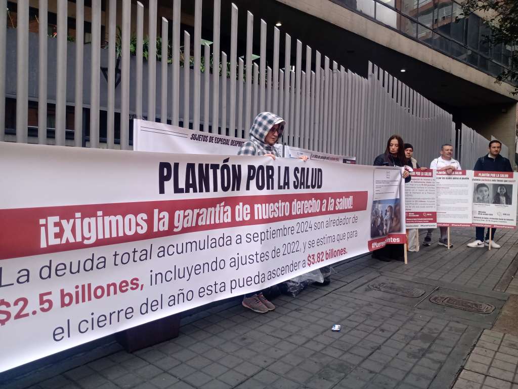 Plantón por la salud de pacientes con enfermedades huérfanas sobre la carrera 13 con calle 32, frente al ministerio de salud.