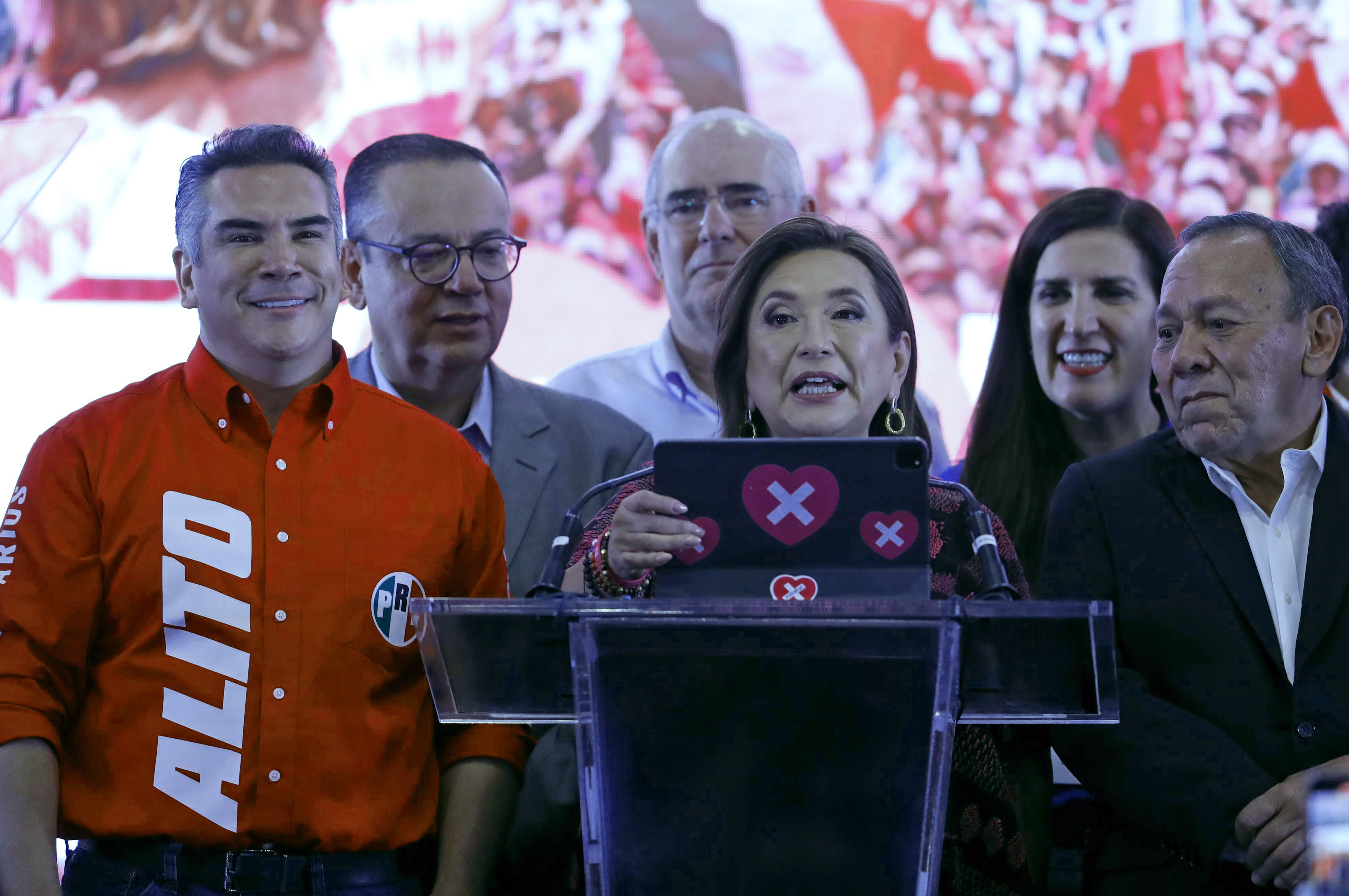 MEX9968. CIUDAD DE MÉXICO (MÉXICO), 02/06/2024.- La candidata presidencial opositora Xóchitl Gálvez,habla durante una rueda de prensa este domingo, en Ciudad de México (México). Gálvez afirmó este domingo que "ya ganó", pero pidió "contar hasta el último voto" porque está "compitiendo contra el autoritarismo y el poder y son capaces de todo". EFE/José Méndez