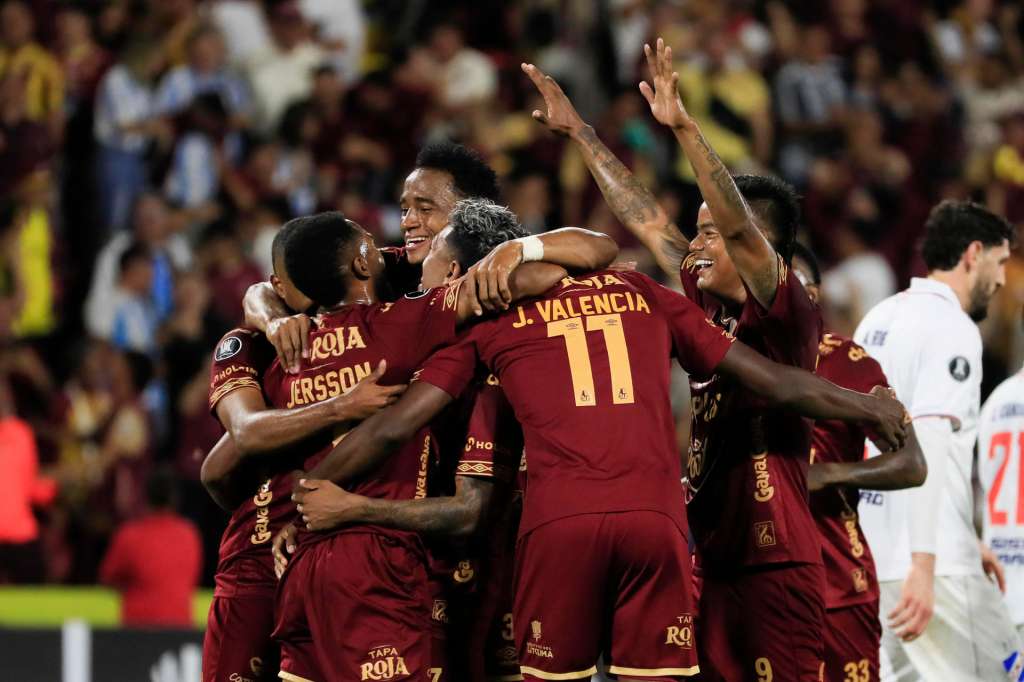 AMDEP4955. IBAGUÉ (COLOMBIA), 06/05/2026.- Jugadores de Tolima celebran un gol este miércoles, en un partido de la fase de grupos de la Copa Libertadores entre Tolima y Nacional en el estadio Manuel Murillo Toro de Ibagué (Colombia). EFE/ Carlos Ortega