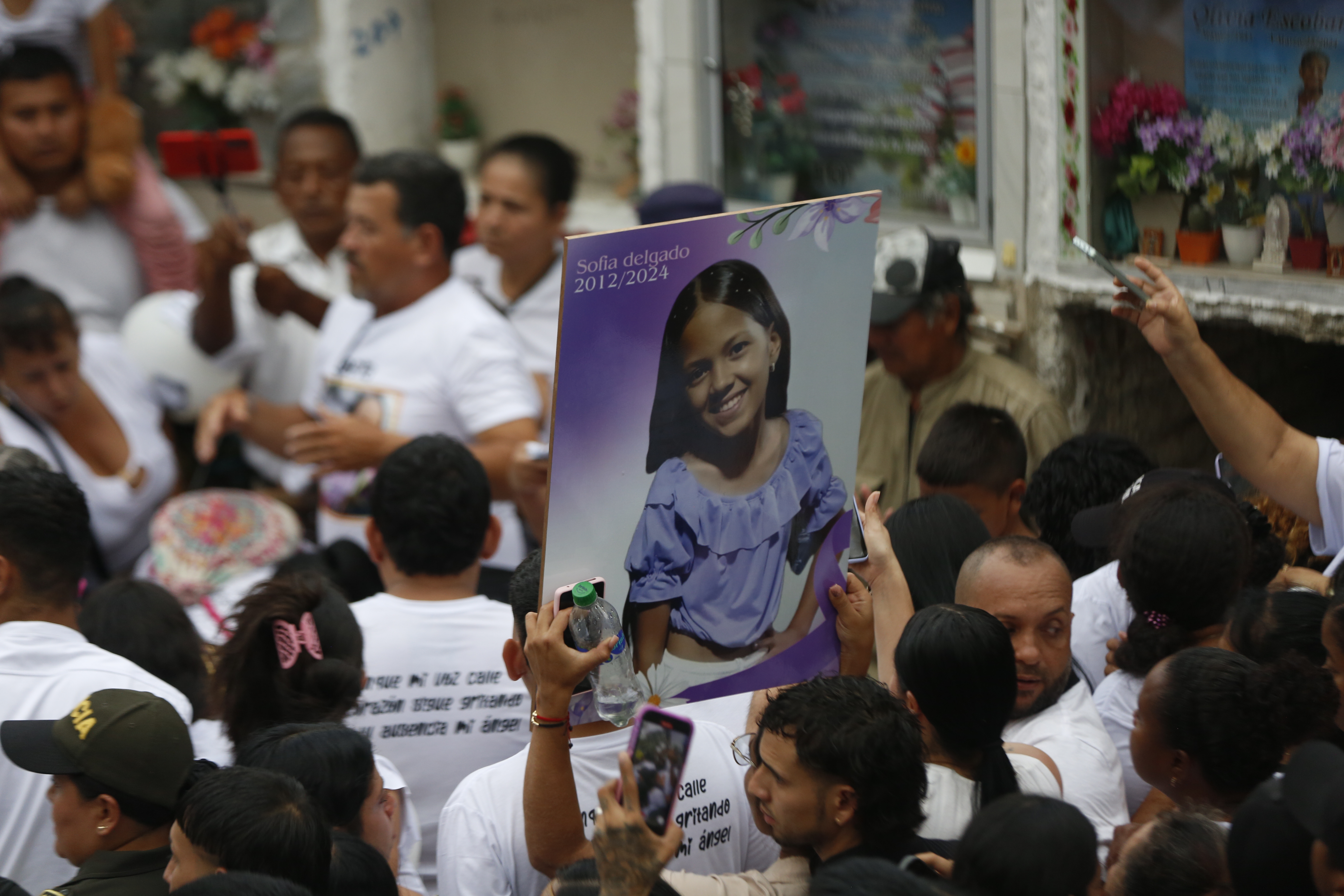 AME9048. CANDELARIA (COLOMBIA), 19/10/2024.- Familiares y amigos asisten al funeral de la niña Sofía Delgado este sábado, en Candelaria (Colombi). Más de 3.000 personas, la mayoría vestidas de blanco y exigiendo justicia, se congregaron este sábado en la localidad colombiana de Candelaria (suroeste), para darle el último adiós a Sofía Delgado Zúñiga, de 12 años, asesinada el pasado 29 de septiembre por un hombre que reconoció el feminicidio. EFE/ Ernesto Guzmán
