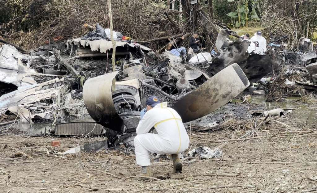 AME7119. PUERTO LEGUÍZAMO (COLOMBIA), 24/03/2026.- Captura de video de Putumayo Al Revés que muestra a un integrante del Cuerpo Técnico de Investigación (CTI) de Colombia inspeccionando este martes, el área donde ocurrió el accidente de una aeronave de la Fuerza Aeroespacial Colombiana, en Puerto Leguízamo (Colombia). El accidente de un avión Hércules C-130 de la FAC ocurrido el lunes en la localidad amazónica de Puerto Leguízamo, dejó 69 muertos y 57 heridos, según el balance hecho por el Comando de las Fuerzas Militares al dar por concluidas las tareas de búsqueda y rescate. EFE/ Putumayo Al Revés / MÁXIMA CALIDAD DISPONIBLE