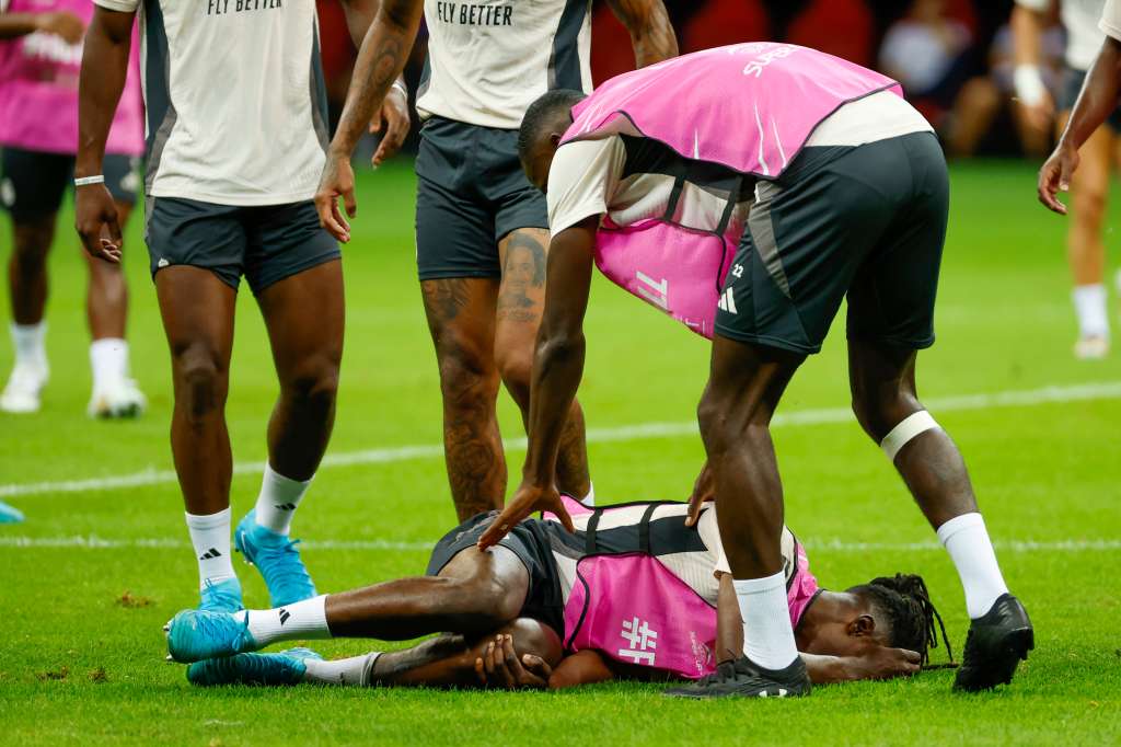 VARSOVIA , 13/08/2024.- El centrocampista francés del Real Madrid Eduardo Camavinga se duele en el suelo durante el entrenamiento del equipo este martes en Varsovia, en la víspera del partido de la Supercopa de Europa de fútbol que enfrenta a su equipo con el Atalanta. EFE/ Mariscal