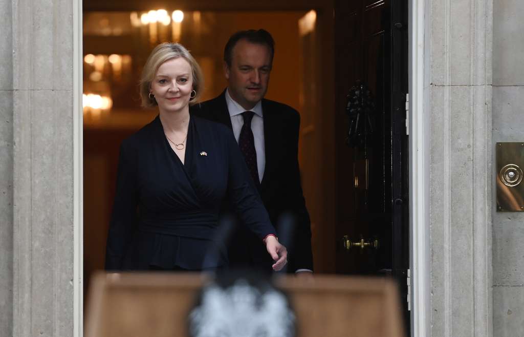 London (United Kingdom), 20/10/2022.- British Prime Minister Liz Truss (L) with her husband ahead of delivering a resignation statement outside 10 Downing Street in London, Britain, 20 October 2022. Truss gave in to increasing calls for her to resign from Tory MPs. She will remain in power until a new prime minister will be appointed. (Reino Unido, Londres) EFE/EPA/ANDY RAIN