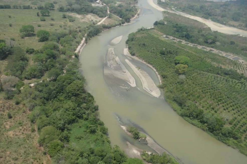 Más de 60 personas trabajan para evitar que la mancha de lodos con aceite se extienda por un afluente del río Magdalena.  / Ecopetrol
