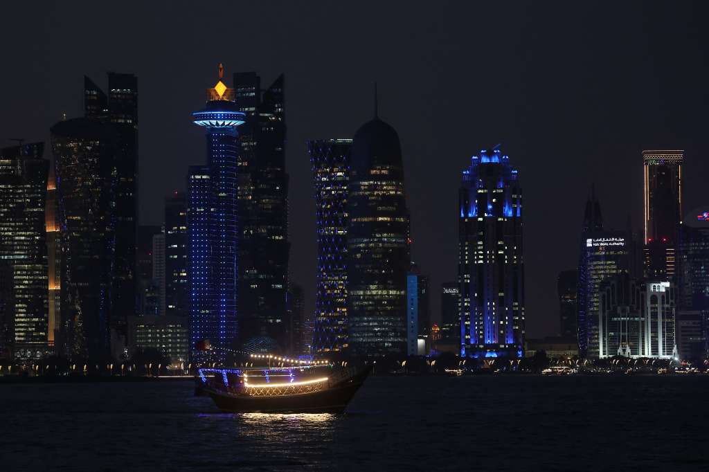 Un barco navega en el agua frente al distrito de West Bay en Doha.