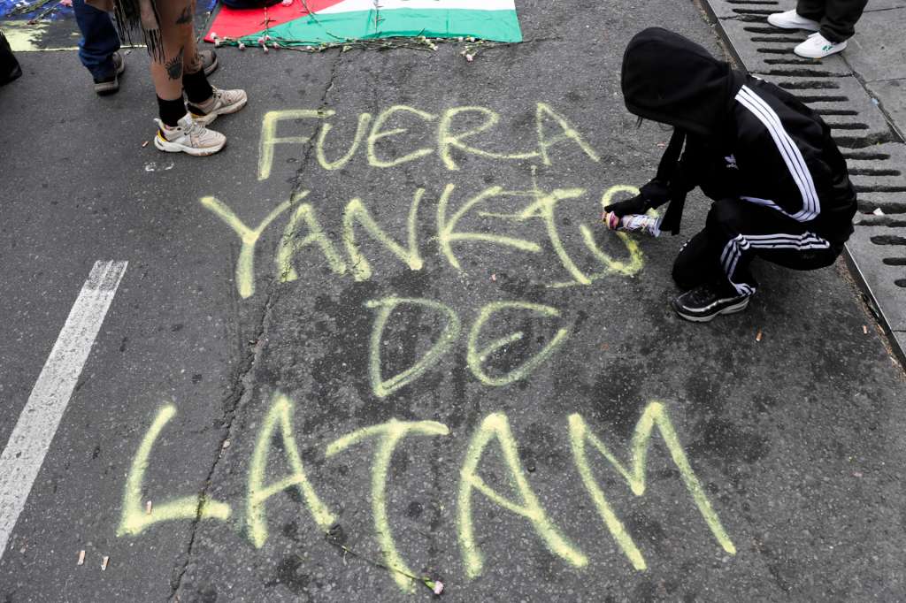 AME1915. BOGOTÁ (COLOMBIA), 03/01/2026.- Personas participan de una protesta para rechazar el ataque de Estados Unidos a Venezuela este sábado, frente al consulado de Venezuela de Bogotá (Colombia). Estados Unidos capturó la madrugada de este sábado a Nicolás Maduro y su esposa, Cilia Flores, en medio de un ataque a Venezuela que afectó a varios estados y a la capital, Caracas, por orden del presidente Donald Trump, que calificó el operativo como "brillante". EFE/ Carlos Ortega