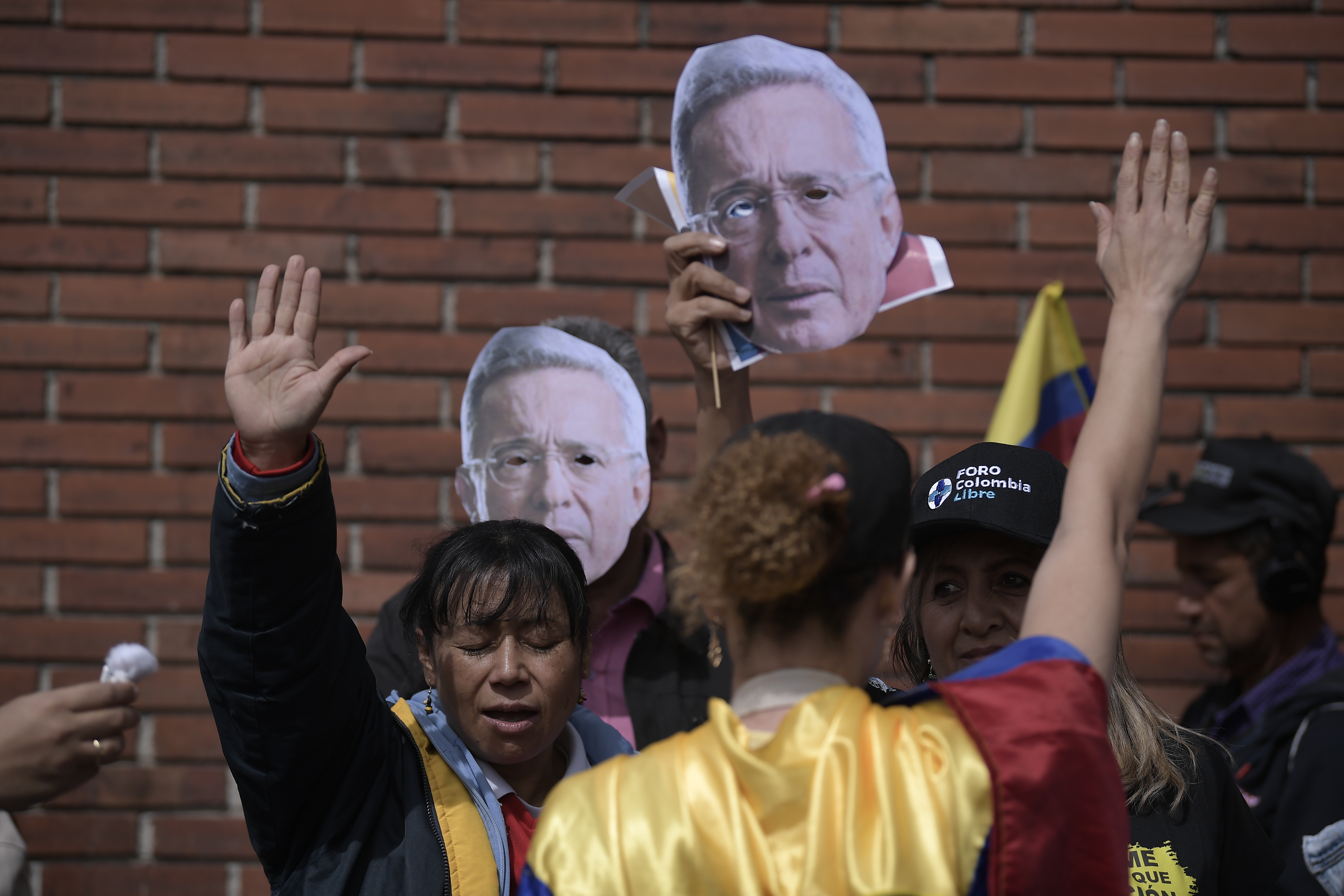Manifestaciones a favor y en contra de Álvaro Uribe Vélez, en el día en que se conoce el sentido del fallo del juicio que se adelanta en su contra, proceso que se realiza en el complejo judicial de Paloquemao, en Bogotá