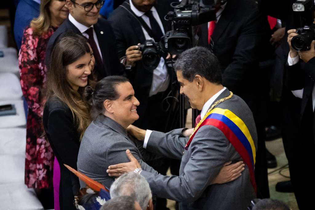AME137. CARACAS (VENEZUELA), 18/10/2024.- Fotografía de archivo del 15 de enero de 2024 del presidente venezolano, Nicolás Maduro (d), saludando al empresario colombiano Alex Saab liberado recientemente por EE.UU. en un acuerdo con el Gobierno venezolano en Caracas (Venezuela). Maduro, designó este viernes a Alex Saab -quien estuvo preso en Estados Unidos desde octubre de 2021 hasta el pasado diciembre bajo una acusación por corrupción-, como nuevo ministro de Industria y Producción Nacional, en sustitución de Pedro Tellechea, que había sido nombrado para el cargo hace menos de dos meses. EFE/ Rayner Peña R ARCHIVO