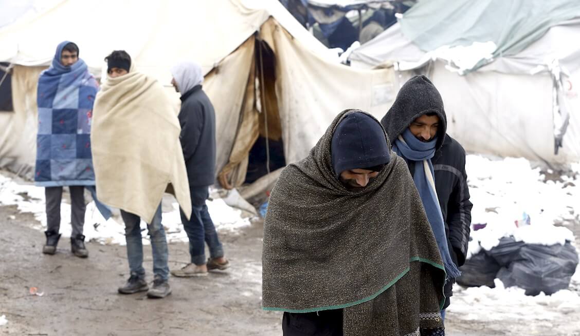 Algunos inmigrantes pisan por el lodazal en chanclas, sin ropa ni calzado adecuado, a temperaturas que estos días caen bajo cero.
/ EFE