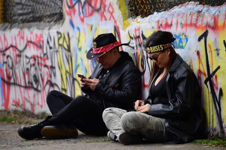 Miles de seguidores se preparan para disfrutar del concierto de la mítica banda de rock.
