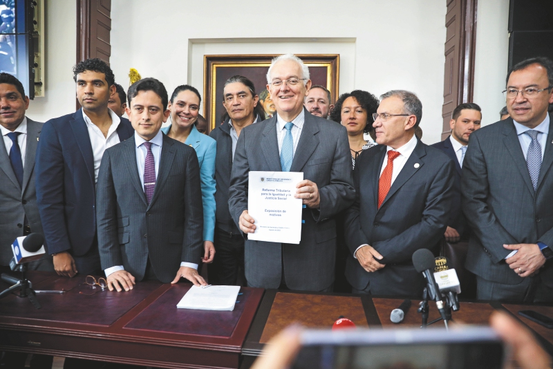 El ministro de Hacienda, José Antonio Ocampo, durante la radicación de la reforma tributaria, pocas horas después de la posesión de Petro como presidente. / Minhacienda.