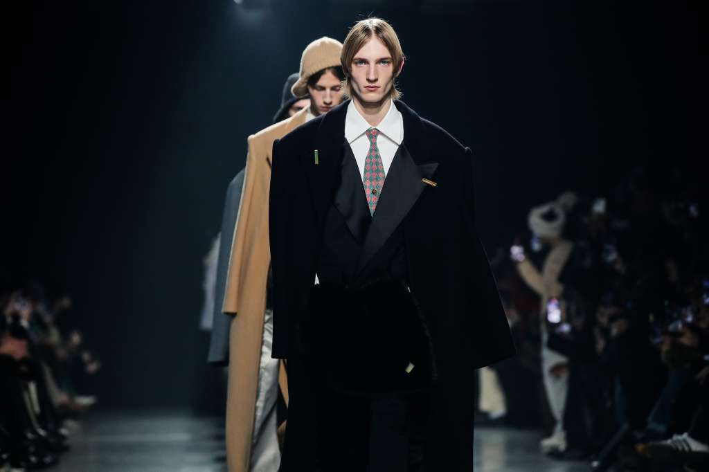 Paris (France), 18/01/2024.- A model presents a creation from the Fall/Winter 2024/2025 Collection by Sean Suen during the Paris Fashion Week, in Paris, France, 18 January 2024. The presentation of the Men's collections runs from 16 to 21 January 2024. (Moda, Francia) EFE/EPA/TERESA SUAREZ