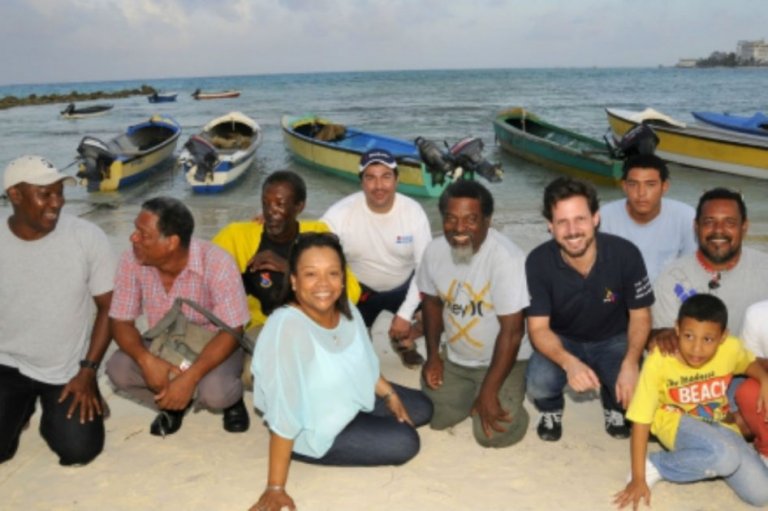 Pescadores de San Andrés recibieron motores para sus embarcaciones