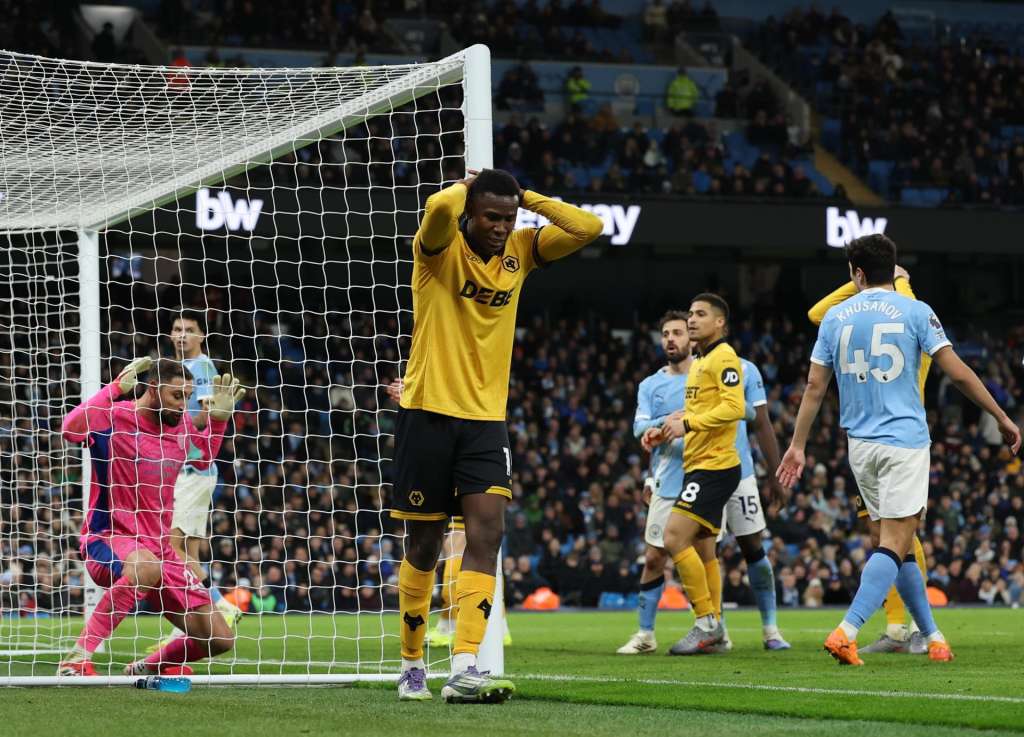 MANCHESTER (United Kingdom), 24/01/2026.- Yerson Mosquera of Wolverhampton reacts after missing a shot during the English Premier League match between Manchester City and Wolverhampton Wanderers, in Manchester, Britain, 24 January 2026. (Reino Unido) EFE/EPA/ADAM VAUGHAN EDITORIAL USE ONLY. No use with unauthorized audio, video, data, fixture lists, club/league logos, 'live' services or NFTs. Online in-match use limited to 120 images, no video emulation. No use in betting, games or single club/league/player publications.