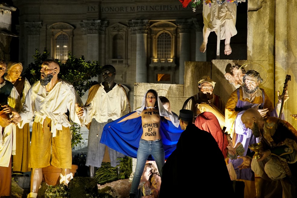 La ucraniana fue detenida por "resistencia y por propinar heridas a un representante del orden público, ofensas a confesiones religiosas, tentativa de robo y actos obscenos en lugar público". / AFP