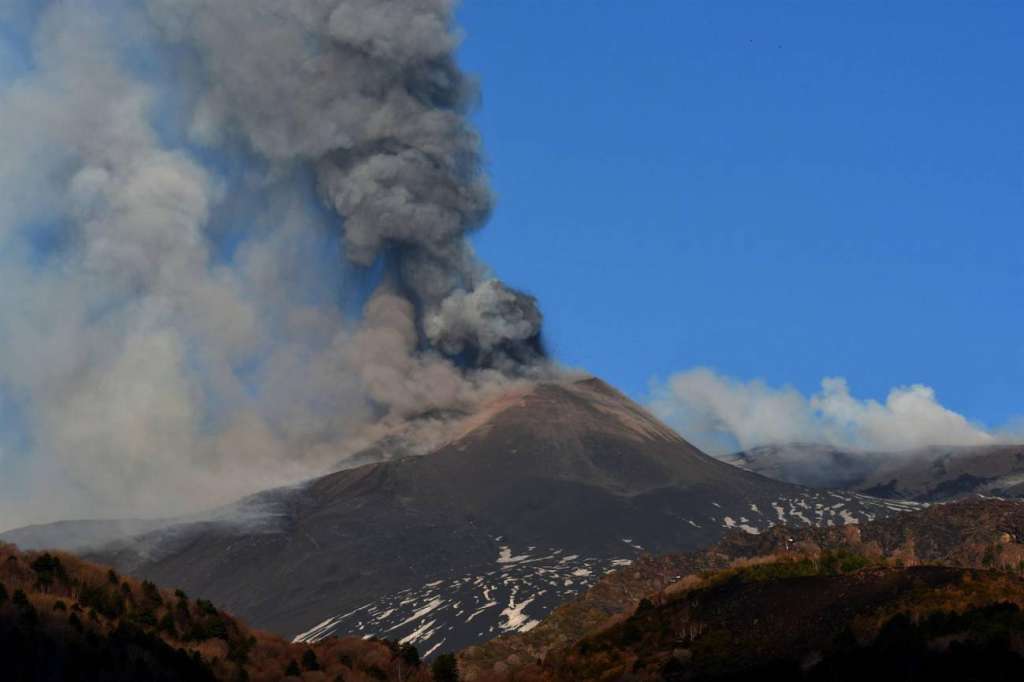 Imagen de archi del volcán Etna en Italia.