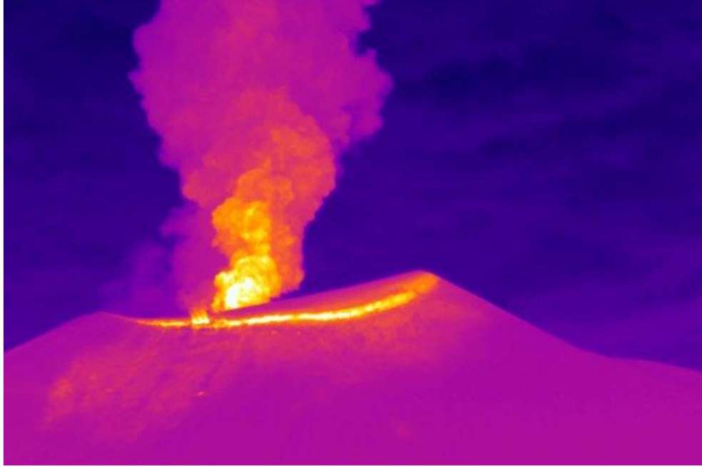 . Registro de la cámara IR Mina ubicada a 2,2 km en dirección norte del volcán Puracé. Columna de gases y ceniza registrada a las 9:26 p. m. del 30 de noviembre de 2025, con una altura mínima estimada de 700 m sobre la cima del volcán Puracé.