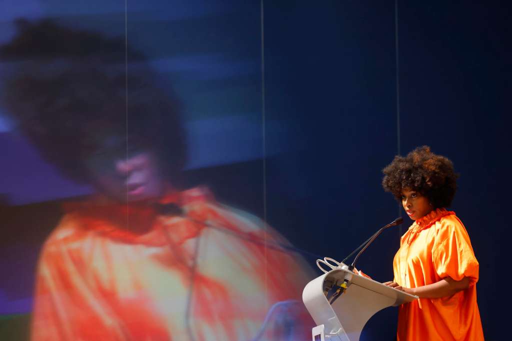 MEX722. GUADALAJARA (MÉXICO), 06/12/2025.- La escritora y activista nigeriana Chimamanda Ngozi Adichie habla durante un conversatorio en la 39 edición de la Feria Internacional del Libro de Guadalajara (FIL) este sábado, en Jalisco (México). Ngozi afirmó que la literatura y la humanidad ayudan a las personas a entender a otras y a derribar lo que creemos que son o deberían de ser. EFE/Francisco Guasco