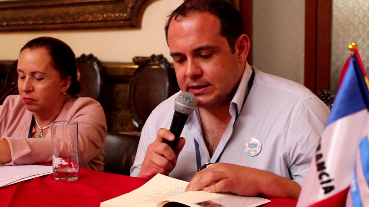 El poeta español Fermín Fernández Belloso, fallecido en abril de este año, durante la presentación de una de sus obras. / Cortesía