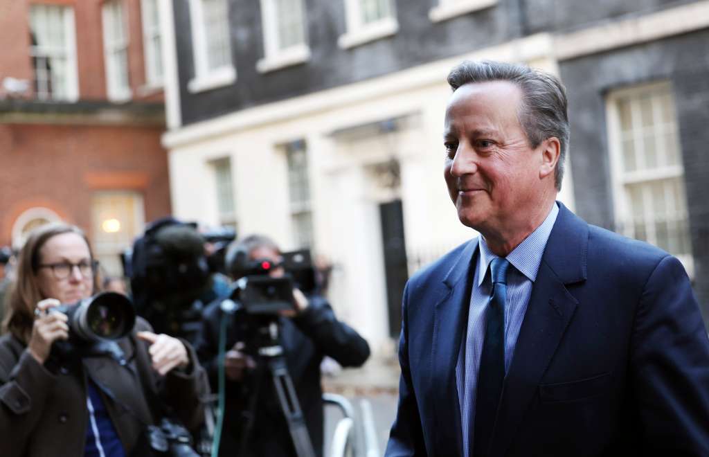 -FOTODELDÍA- EA1319. LONDRES, 13/11/2023.- David Cameron, el ex primer ministro británico que perdió el referéndum del Brexit en 2016, entró este lunes por sorpresa en el Gobierno del conservador Rishi Sunak como nuevo responsable de Exteriores, previo nombramiento como lord. Como todo es posible en política, Cameron entró hoy como parlamentario en la Cámara de los Lores (alta), paso necesario para ejercer un cargo en el Ejecutivo, después de que dimitiera como primer ministro y diputado en 2016 tras la consulta sobre la salida de la Unión Europea. En la imagen, Cameron sale del número 10 de Downing Street este lunes. EFE/ Andy Rain