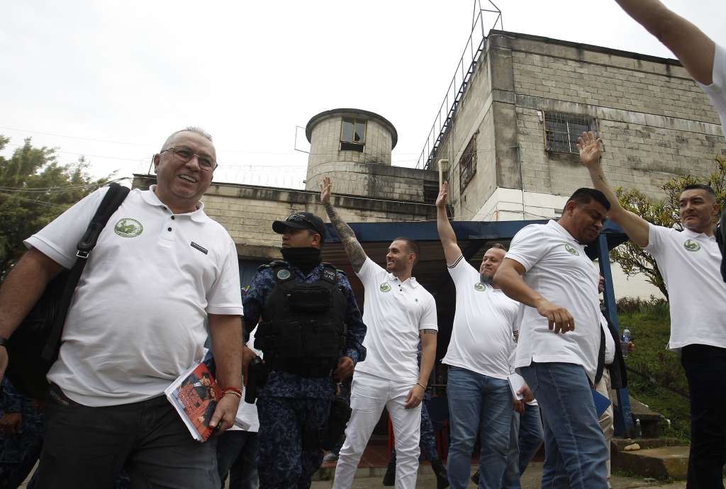 AME3709. ITAGÜÍ (COLOMBIA), 02/06/2023.- Sebastián Murillo alias "lindolfo" (c) y Freyner Ramírez García alias Carlos Pesebre (3-d) acompañados de otros integrantes de estructuras criminales saluda a familiares y amigos que los saludan desde las afueras de la cárcel de máxima seguridad La Paz en Itagüí (Colombia). El Gobierno colombiano y cabecillas de grupos armados ilegales que operan en Medellín y en el Valle de Aburrá instalaron este viernes en la cárcel La Paz de Itagüí una mesa de diálogo, enmarcada en la política de la paz total, con el propósito de desmovilizar a más de 12.000 personas y acabar con la guerra en las comunas. EFE/ Luis Eduardo Noriega A.