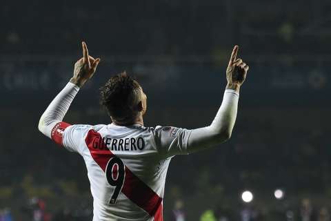 Paolo Guerrero, a un paso de la historia