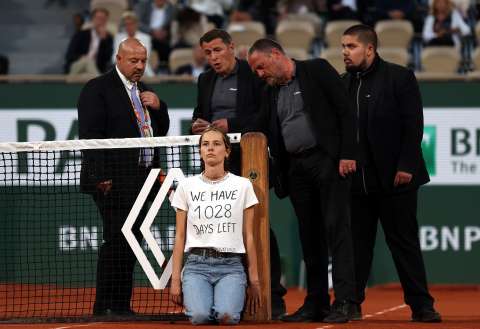 “Nos quedan 1.028 días”, protesta por crisis climática en semifinal de Roland Garros