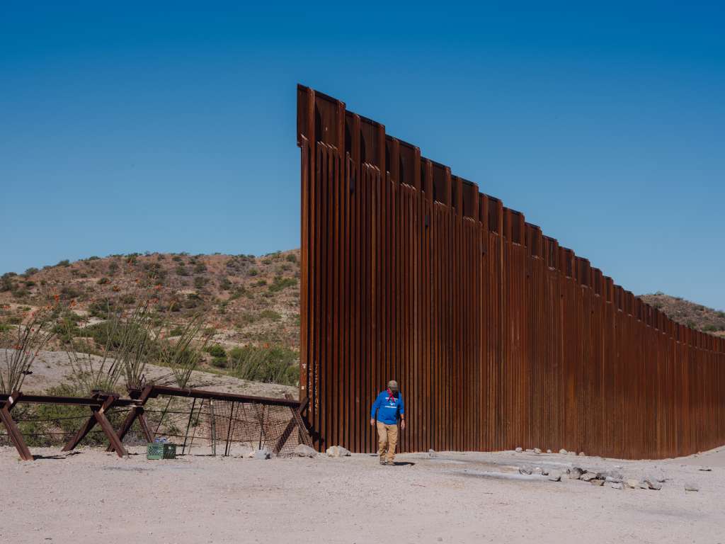 Brechas en el vallado fronterizo, por donde suelen cruzar los migrantes.