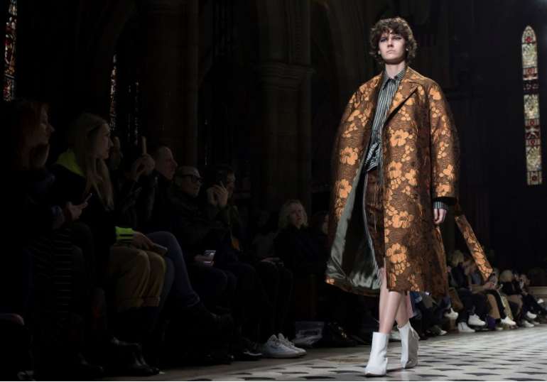 Una modelo con una creación de Christian Wijnants./IAN LANGSDON (EFE)