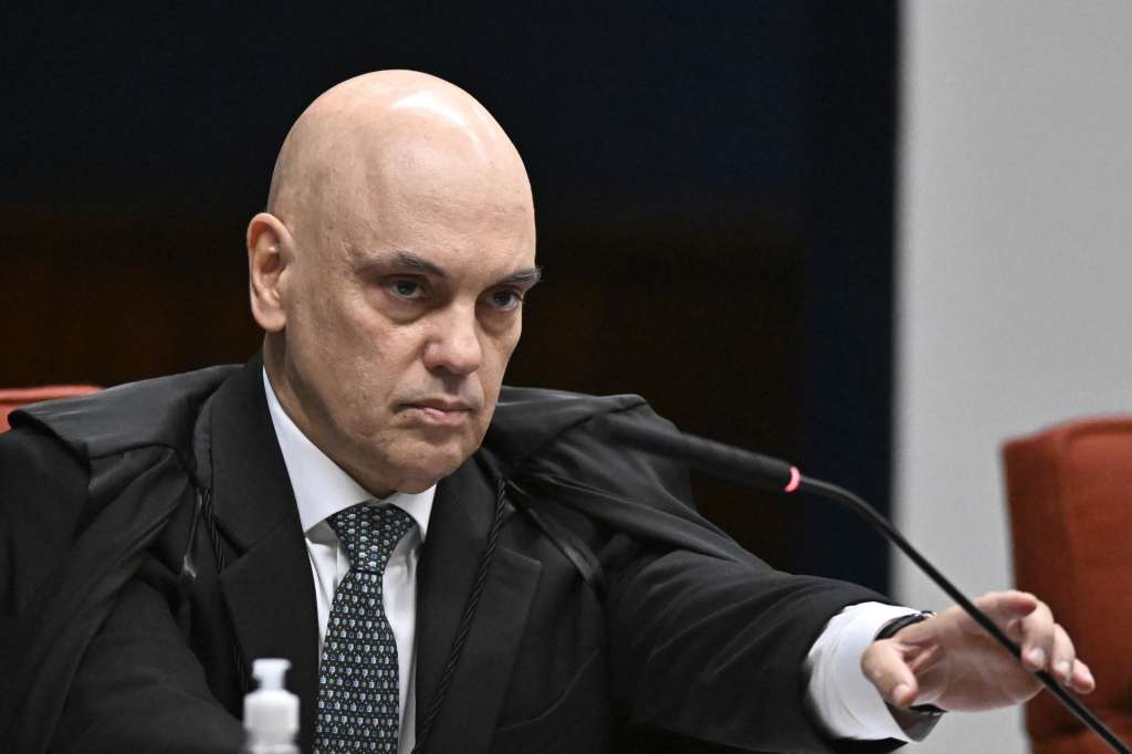 AME5437. BRASILIA (BRASIL), 02/09/2025.- El magistrado de la Suprema Corte de Brasil, Alexandre de Moraes, asiste al juicio por intento de golpe de Estado del expresidente de Brasil Jair Bolsonaro este martes, en el Supremo Tribunal Federal en Brasilia (Brasil). El fiscal general, Paulo Gonet, pidió a la Corte Suprema que el expresidente brasileño Jair Bolsonaro y otros siete reos sean declarados culpables de cinco delitos contra el orden democrático, aunque no llegó a sugerir una pena. EFE/ Andre Borges