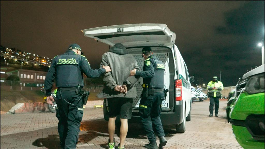 23 capturas, 2 mil dosis de bazuco y licor adulterado fueron incautados anoche en la megatoma en Ciudad Bolívar.