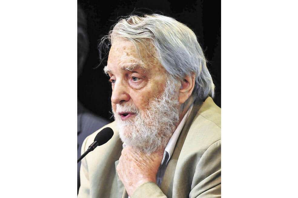Osvaldo Bayer, autor de “Los vengadores de la Patagonia trágica”.  / AFP