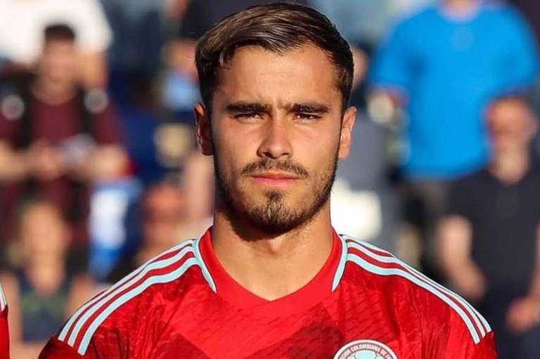 Tomás tiene 20 años y siguió los pasos de su padre Juan Pablo Ángel. El joven se ha convertido en todo un goleador del combinado colombiano. ¡Qué guapo!