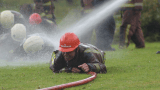 Un día en las botas de bomberos que apagan fuegos sin salario
