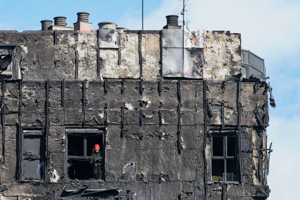 GRAFCVA8584. VALENCIA, 23/02/2024.- Los bomberos han accedido hasta los pisos superiores del edificio incendiado en el barrio de Campanar de València para tratar de localizar a las posibles víctimas. EFE/Biel Aliño
