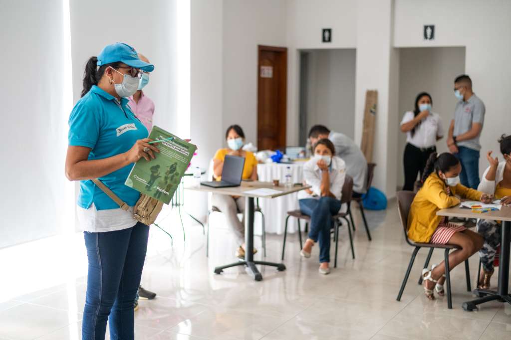 A Diana Nier (de azul en la foto) una de las enseñanzas que más le generó impacto fue el valor económico que tiene su trabajo en el hogar. “Nos enseñaron que todo se debe incluir. Con eso aprendí que está mal decir ‘yo no hago nada, yo no trabajo'", explica.