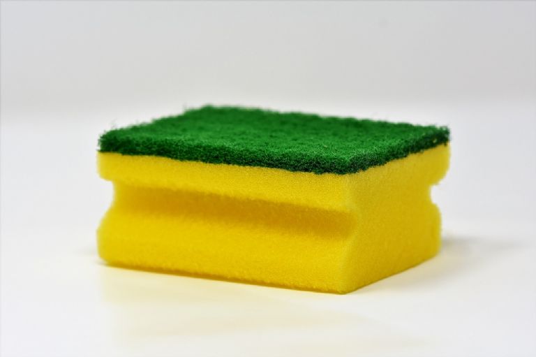 Sigue este truco con calor para desinfectar las esponjas de tu cocina.