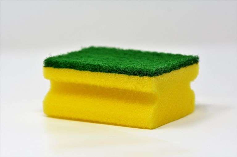 Sigue este truco con calor para desinfectar las esponjas de tu cocina.