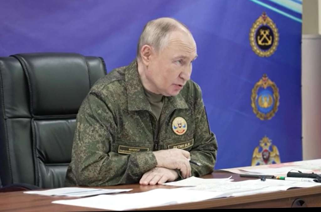 - (Russian Federation), 26/10/2025.- A handout photo made from video released by the Russian Presidential Press Office on 26 October 2025 shows, Russian President Vladimir Putin during his visit to one of the command posts of the Joint Group of Forces, at an undisclosed location. (Rusia) EFE/EPA/RUSSIAN PRESIDENTIAL PRESS OFFICE / HANDOUT MANDATORY CREDIT
HANDOUT EDITORIAL USE ONLY/NO SALES