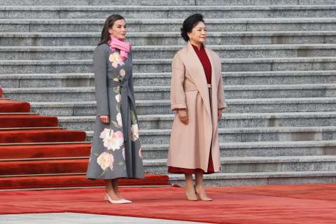 La reina Letizia y su impresionante abrigo con flores en su segundo día en China
