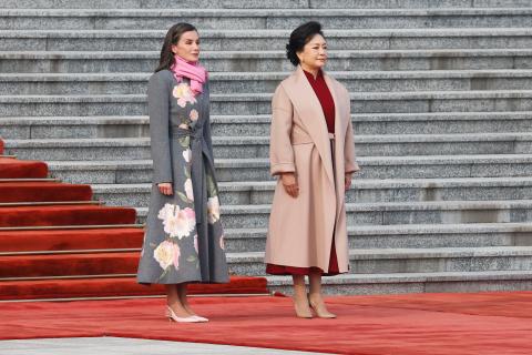 La reina Letizia y su impresionante abrigo con flores en su segundo día en China