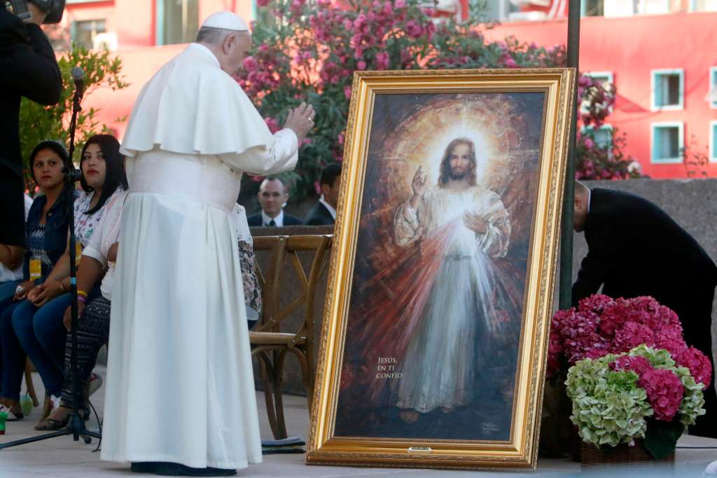 SANTIAGO (CHILE), 21/04/2025.- Imagen de archivo tomada el 16/01/2018 del papa Francisco visitando el santuario del jesuita San Alberto Hurtado hoy, martes 16 de enero de 2018, en Santiago (Chile). El papa Francisco falleció este lunes a las 7.35 horas (5.35 GMT) en su residencia de la Casa Santa Marta, anunció en un vídeo mensaje el camarlengo, el cardenal Kevin Joseph Farrel. EFE/ Benjamín Hernández