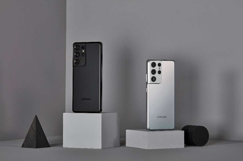 El Galaxy S21 Ultra está disponible en negro y plateado.