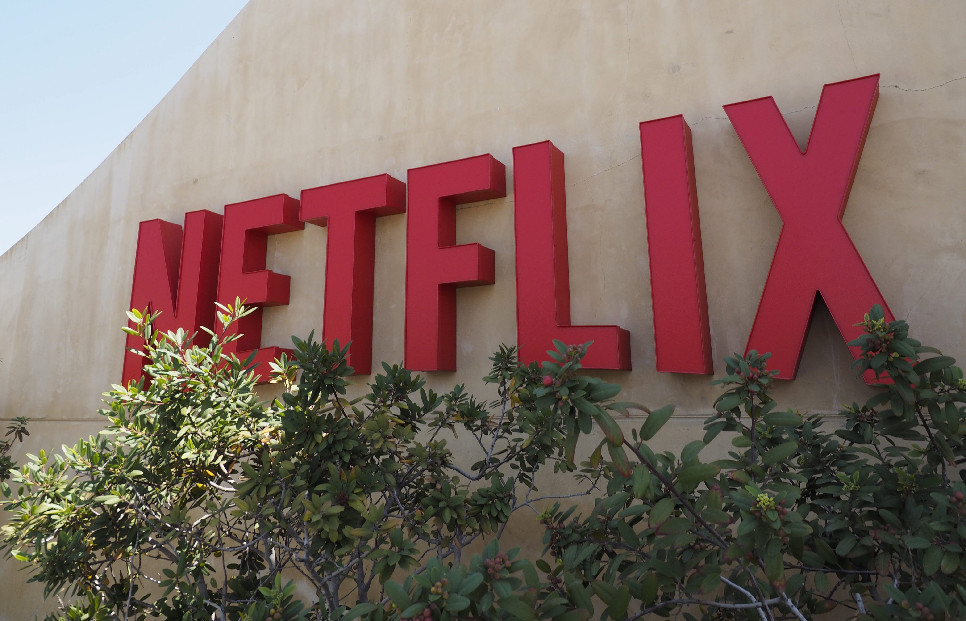 JGM03. BOGOTÁ (COLOMBIA), 06/03/2025.- Fotografía de archivo del 20 de agosto de 2015 que muestra el logotipo de la plataforma Netflix, en su sede de Los Gatos, California (Estados Unidos). Netflix tira la casa por la ventana es uno de los clics tecnológicos de la semana. La N roja planea gastar 18.000 millones de dólares en contenido este año, y su director financiero, Spencer Neumann, dice que esa cifra "no está ni cerca de tocar el techo". EFE/ John G. Mabanglo ARCHIVO