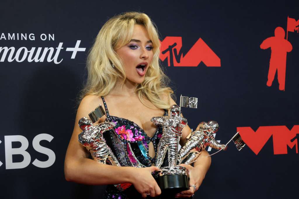 AME7380. BOGOTÁ (COLOMBIA), 02/12/2025.- Fotografía de archivo del 7 de septiembre de 2025 de la cantante estadounidense Sabrina Carpenter posando durante la alfombra roja de los Premios MTV Video Music Awards (VMAs) en Nueva York (Estados Unidos). Carpenter arremetió este martes contra la Casa Blanca por utilizar una canción suya en un video que muestra redadas migratorias, y pidió que no la involucraran en lo que calificó como una "agenda inhumana". EFE/ Octavio Guzmán / ARCHIVO