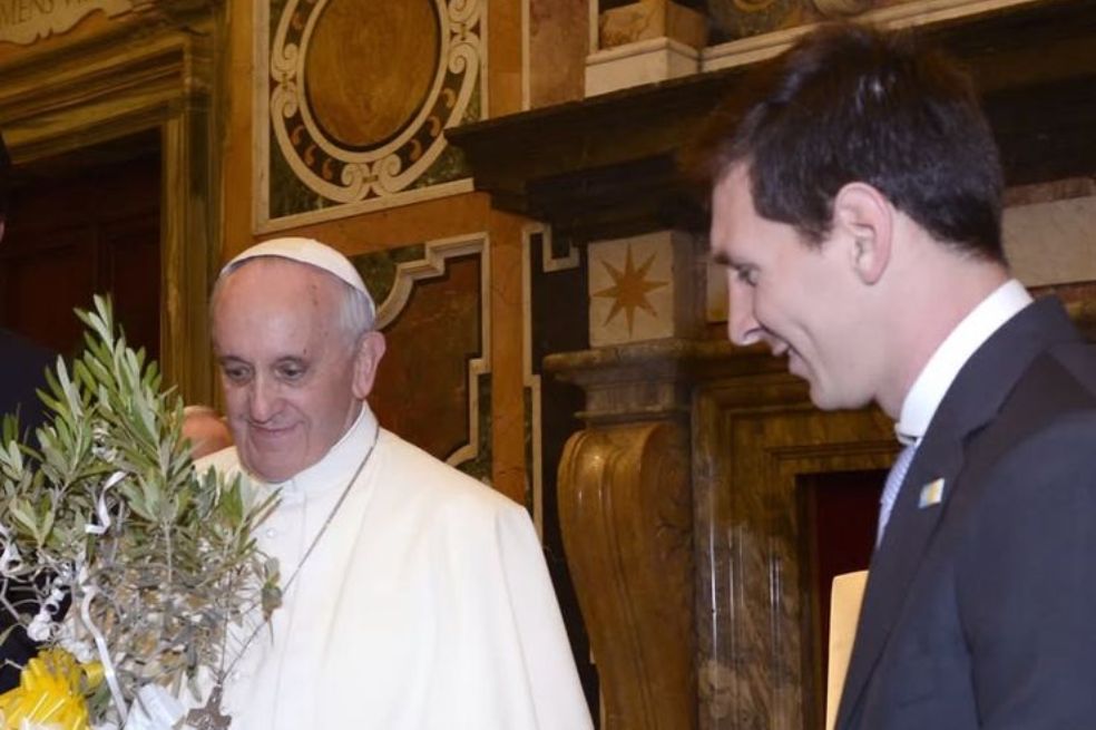 El Papa Francisco junto a Lionel Messi en 2013.