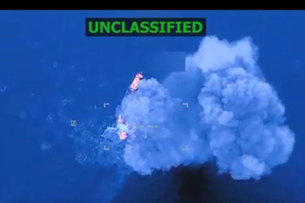 AME9712. MIAMI (ESTADOS UNIDOS), 19/10/2025.- Captura de pantalla de un video publicado en la cuenta oficial de la red social X @SecWar del secretario del Departamento de Defensa estadounidense, Pete Hegseth que muestra un ataque contra una embarcación en aguas del océano Atlántico. El Gobierno de Estados Unidos anunció este domingo que mató a tres supuestos narcotraficantes a los que vinculó con la guerrilla colombiana del Ejército de Liberación Nacional (ELN), en un nuevo ataque contra una embarcación en aguas del mar Caribe, el séptimo desde que declaró un "conflicto armado" contra los traficantes de drogas. EFE/ @SecWar /SOLO USO EDITORIAL NO VENTAS /SOLO DISPONIBLE PARA ILUSTRAR LA NOTICIA QUE ACOMPAÑA (CRÉDITO OBLIGATORIO)