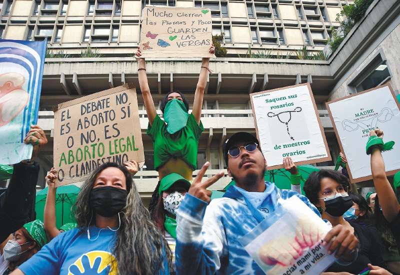 Plantón de manifestantes a favor y en contra del aborto frente a la Corte Constitucional