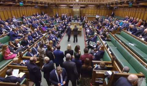 Parlamento británico votó a favor de aplazar fecha del "Brexit"