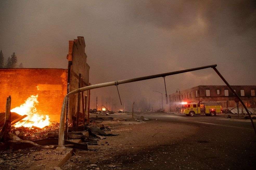 El incendio Dixie ha quemado decenas de viviendas y negocios en California, y ha desplazado a cientos de personas.